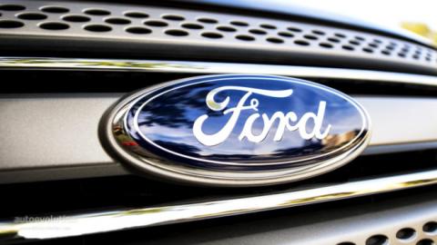 Logo de Ford en un coche