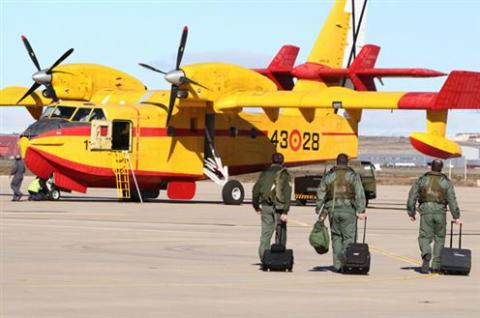 Un hidroavión de incendios forestales y unos militares