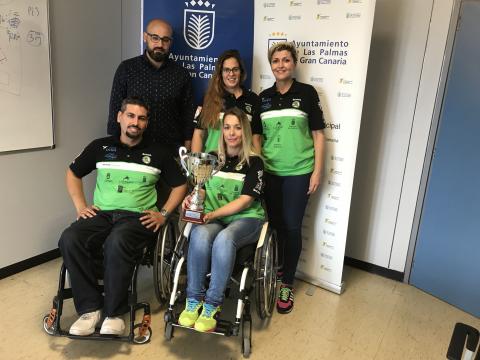 Las pilotos Silvia Arbelo y Laura Báez