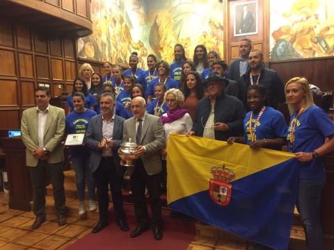 Jugadoras del Rocasa Gran Canaria en el Cabildo de Gran Canaria