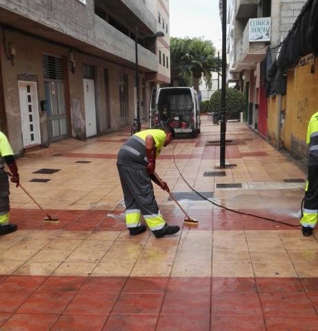 Operarios de limpieza en las calles de Arona