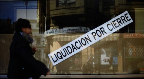 Cartel en un escaparate de liquidación por cierre