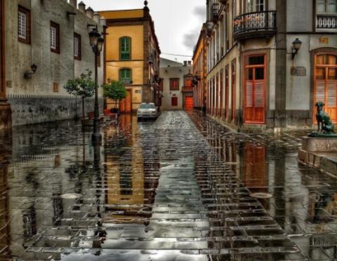 Piso mojado tras la lluvia en Las Palmas de Gran Canaria