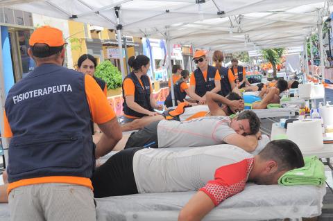 Fisioterapeutas atendiendo a un corredor en la Transvulcania