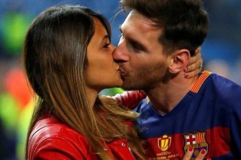 Lionel Messi y Antonella besándose