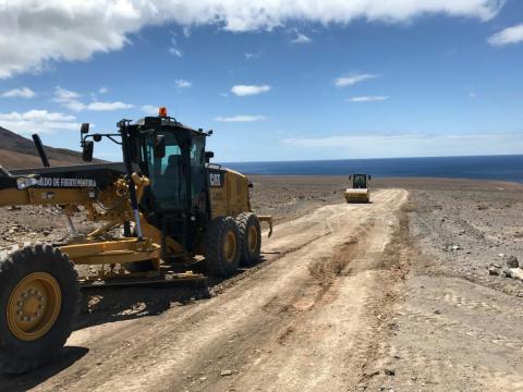 Obras en el camino que une Morro Jable con Punta Jandía en Fuerteventura