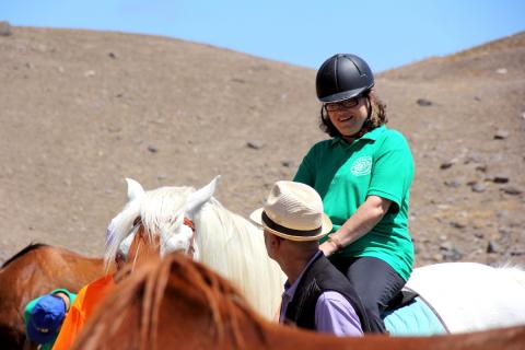 Una usuaria del Centro Ocupacional de Moya en un caballo