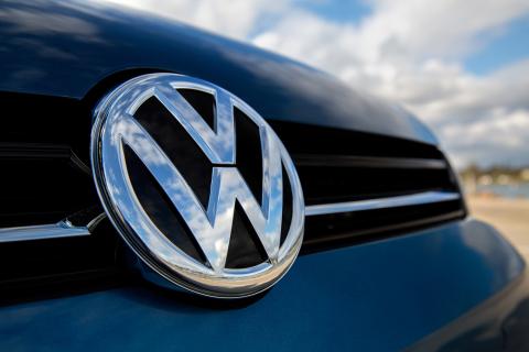 Coche con el logo de Volkswagen