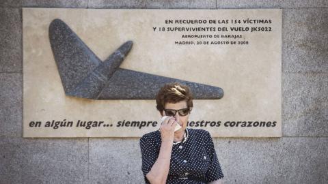 Una mujer en el homenaje de vuelo JK5022 de Spanair