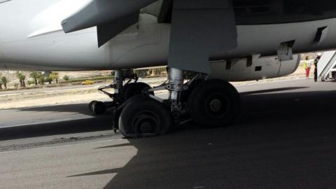 Avión con las ruedas destrozadas