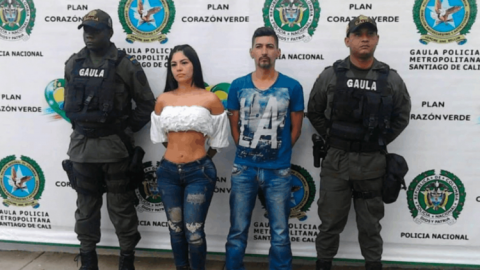 Dos arrestados y dos policías