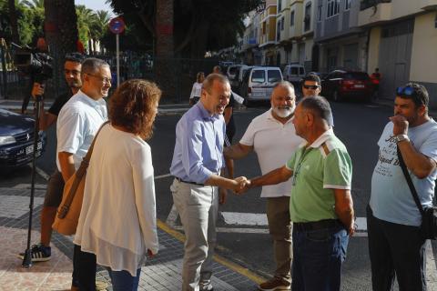 El alcalde de Las Palmas de Gran Canaria, Augusto Hidalgo con vecinos de Tamaraceite