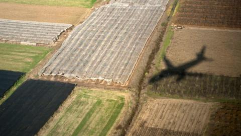 Sombra de un avión sobre el campo