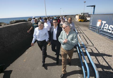 El alcalde de San Bartolomé de Tirajana, Marco Aurelio Pérez y Pablo Rodríguez visitando el puerto