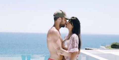 Cesc Fábregas y Daniella Semaan besándose