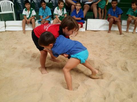 Lucha canaria de dos niños