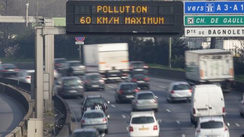 Coches en una carretera de Francia