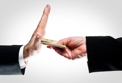 Manos dando dinero