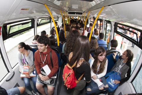 Estudiantes en el interior de una guagua