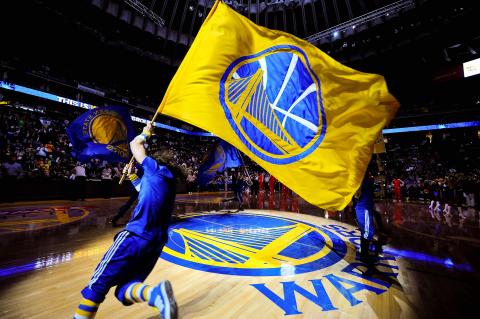 Jugador del Warriors de Golden State con una bandera