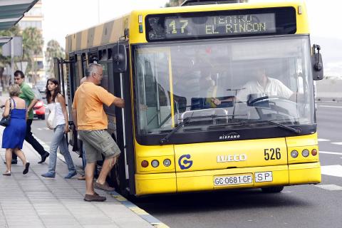 Un hombre subiendo a una Guagua