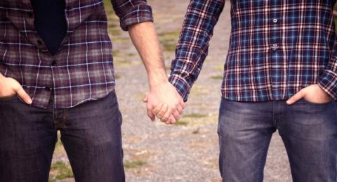 Dos hombres cogidos de la mano