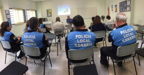 Policías locales de Las Palmas de Gran Canaria de espalda en un curso