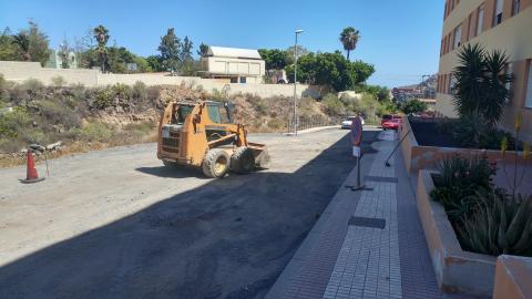 Asfaltando la calle La Orilla