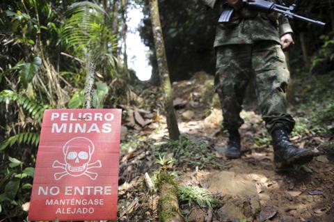 Cartel de minas y un soldado