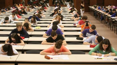 Estudiante examinándose