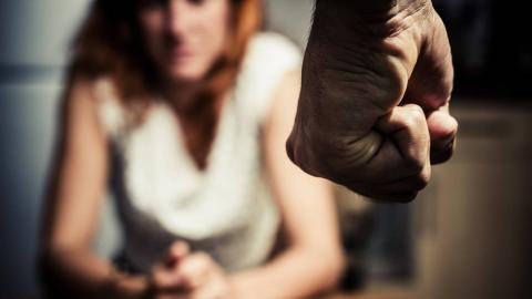 Un hombre con violencia contra una mujer