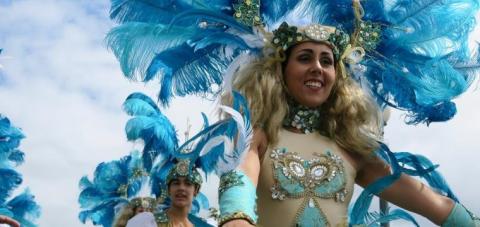 mujer en una comparsa de carnaval