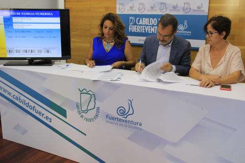 Firma del convenio de familia numerosa en Fuerteventura