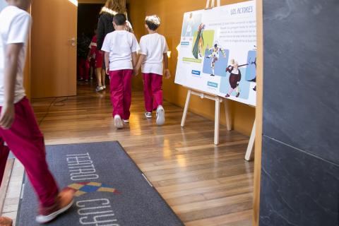 Niños entrando al Teatro Cuyás