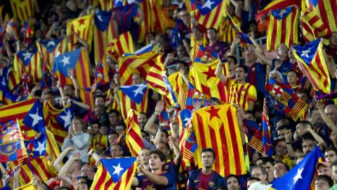 Banderas en un campo de fútbol