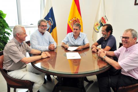 Marco Aurelio Pérez firma convenio con veterinarios