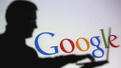 Sombra de un hombre y logo de Google