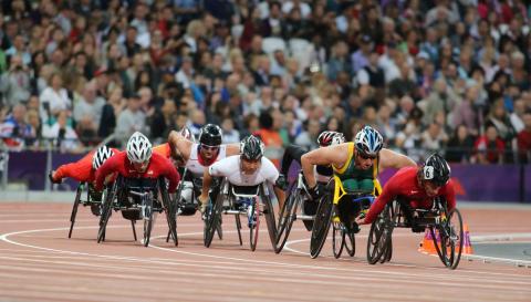 Deportistas paralímpicos en sillas de rueda