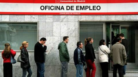 Personas en una oficina del paro