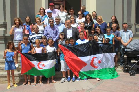 Marcial Morales con los niños saharauis