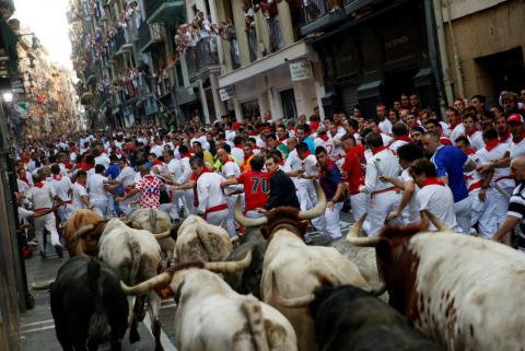 Sanfermines corriendo delante de los toros