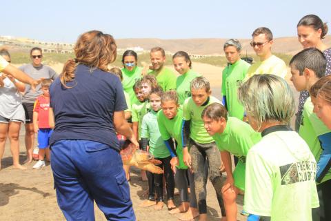 Suelta de tortuga en Playa Blanca