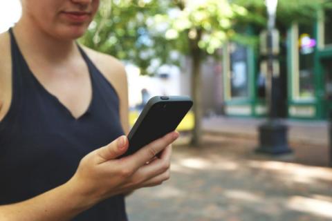 Una mujer con un teléfono móvil