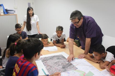 Javier Doreste con los niños del barrio de San Nicolás