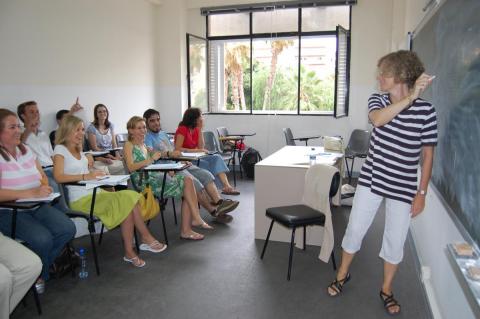 Profesora y alumnos en clase