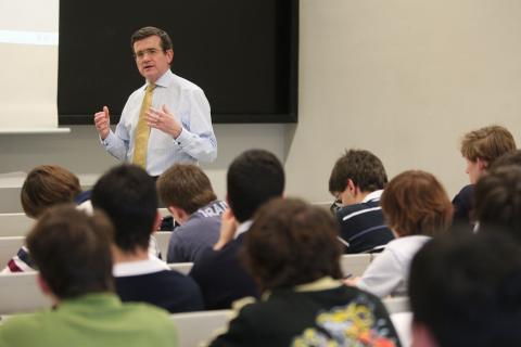 Un profesor en clase con alumnos