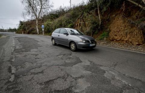 Un coche en una carretera