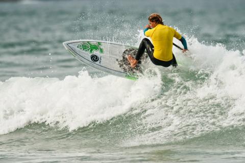 Iballa Ruano en una tabla de surf