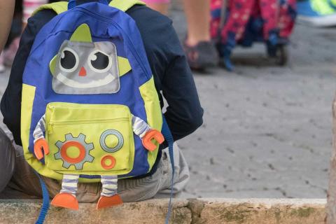 Niño con mochila