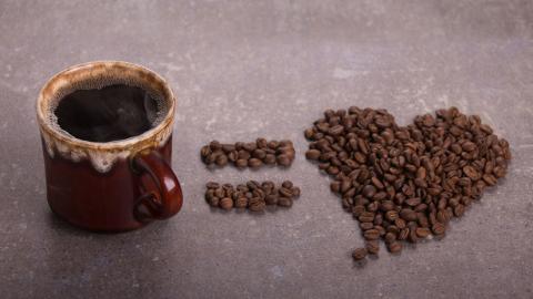 Una taza de café y un corazón
